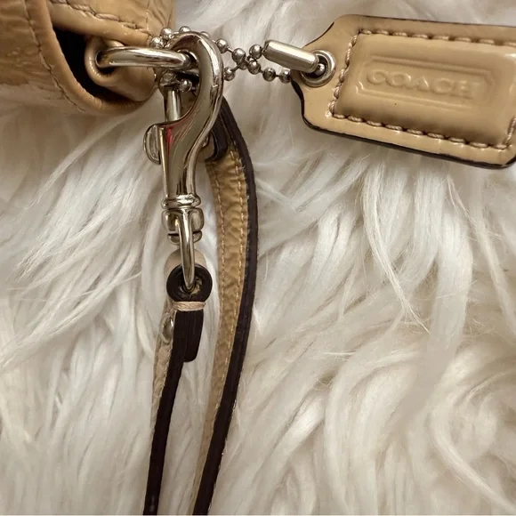 Coach Ashley Taupe Pattent Leather Flap Closure Credit Card Wristlet Wallet - Picture 6 of 8